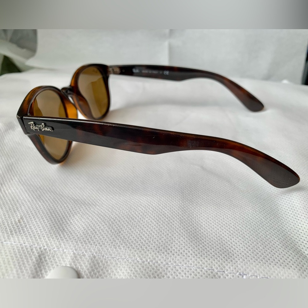 Scratched Ray-Ban Classic Wayfarer Rounded Brown Sunglasses - Picture 3 of 10